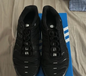 Nike Air Max Plus - Visa din attityd med Nike Air Max Plus – en sko med Tuned Air som ger suverän stabilitet och dämpning. Med originalets vågformade design, TPU-detaljer och luftig mesh på ovandelen hyllar den en unik look.original kostar 2.199kr