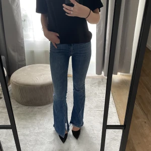 Rag & bone jeans - Jeans i storlek 24, passar perfekt på xs/s då de är lite tighta på mig som är s/m. Perfekt blå färg med en flare med slits i. Använda ca 3 gånger så är i mycket bra skick. 