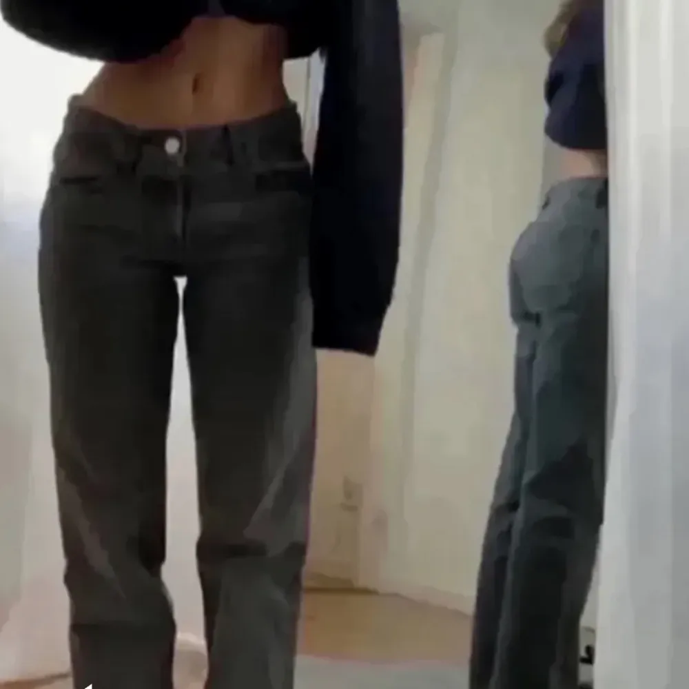 Zara jeans grå lågmidjade i storlek 34. Fint skick och inga slitningar💓. Jeans & Byxor.