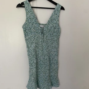 Klänning Zara - Blomming klänning från Zara i storlek M men ganska liten i storleken❤️ 150kr+frakt 