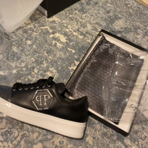 Philipp Plein Hexagon sneakers  - Ett par pp skor som är i jätte bra skick/nyskick, säljs pågrund av de är för små Nypris 5334 kr  Köpta från Farfetch , kvitto finns 