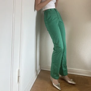 Gröna byxor - Klassiska highwaisted byxor i fin mörkgrön färg som sitter superfint! Passar storlek S🍀