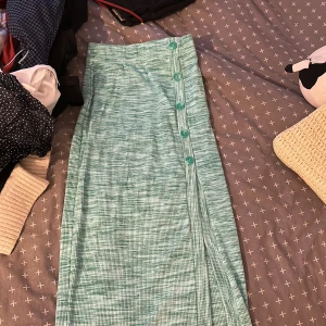 Lång kjol - Lång grön kjol med slits och knappar, använd enstaka gånger😇