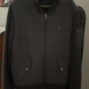 Polo cardigan  - Nyskick!! Använd max 3 gånger, ångrade köpet och vill inte att den bara ska ligga på rummet då den kostade 2300 så väljer att sälja den