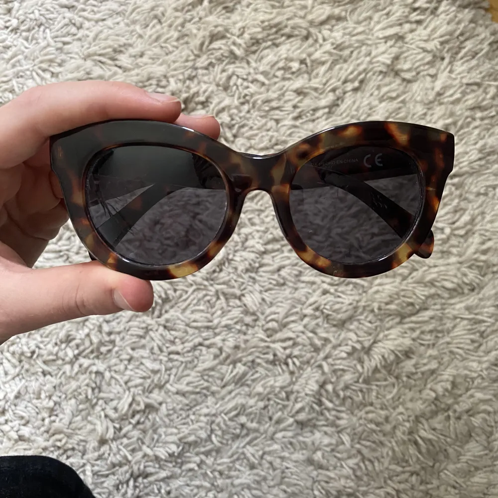 Så fina solglasögon med brun/svart kant som är så fin form😍😍. Övrigt.