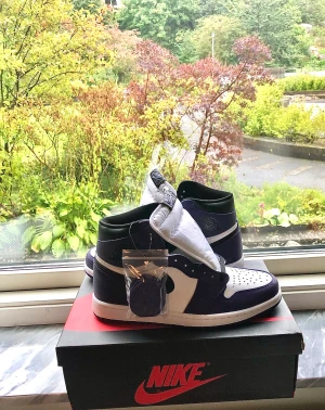 Jordan 1 retro high court purple🟣 - Jordan 1 retro high court purple🟣 Helt nya✨ OG box finns & kvitto 🧾 Kom dom för mer frågor eller bilder🤳 