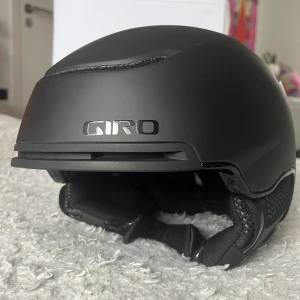 Giro Jackson MIPS - Storlek: M, justerbar mellan 55,5cm-59cm  I mycket bra skick, utöver de små vita märkena där bak (se bild 3) har hjälmen aldrig utsatts för några smällar överhuvudtaget. Så skyddets kvalité ska vara i nyskick!!  