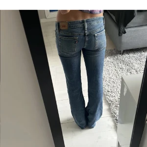 Storlek 36 - Säljer dessa Levis jeans som jag köpte här på plick, bilderna är från hon jag köpte de av.
