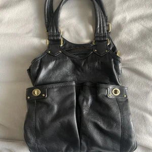Marc Jacobs väska  - Säljer min Marc Jacobs väska. Super fin och försiktigt använd! Det är lite bruna fläckar på insidan som jag tror kommer från dragkedjan. 
