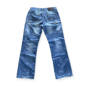 Vintage Reactive Jeans - Distressed vintage baggyjeans med lite bootcut. Tvär feta och sköna. I superfint skick. Jeansen har blivit uppsydda i längden till storlek 30. Mått: midja 39 cm, längd 100 cm ⭐️