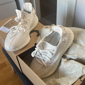 Yeezy 350 V2 - Helt nya! Inte använda, då de inte passar. Endast serösa köpare skriv!  Skriv vid frågor 