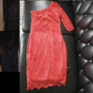 Röd Spetsklänning  - En jättefin klänning i spets som sitter så fint😍 har haft den en gång på ett bröllop bara. Är i storlek XS och är enarmad. Köparen står för frakten ❤️