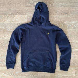 Lyle & Scott hoodie - Hej! Säljer denna coola Lyle & Scott hoodien som tyvärr är för liten för mig. Den är i använt skick, men har inga fläckar eller hål. 