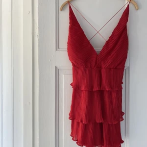 Snygg top från missguided  - Så fin top/miniklänning från missguided i snygg röd färg och vacker ringning fram och bak. Storlek 36. Köpt på Sellpy men för stor.