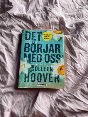 det börjar med oss pocket - såå bra bok men kommer ej läsa igen. okej skick men det går superbra att läsa fortfarande. 🥰