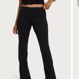 Svarta yogapants  - Populära byxan som är slutsåld hos Nelly! Stl XS använd ca 3 gånger! Nypris 300kr mitt pris 150kr❤️‍🔥+frakt