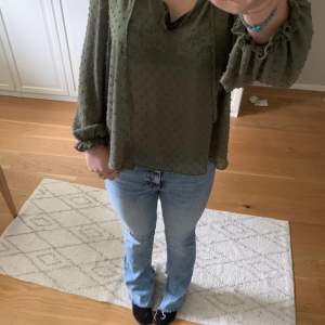 Snygga zara Jeans med högmidia!!🤪💕knappt använda ser helt nya utt!!!😅🤩