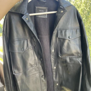 Jacka  - Svart lack jacka från bershka🤍🤍 knappt använd!!