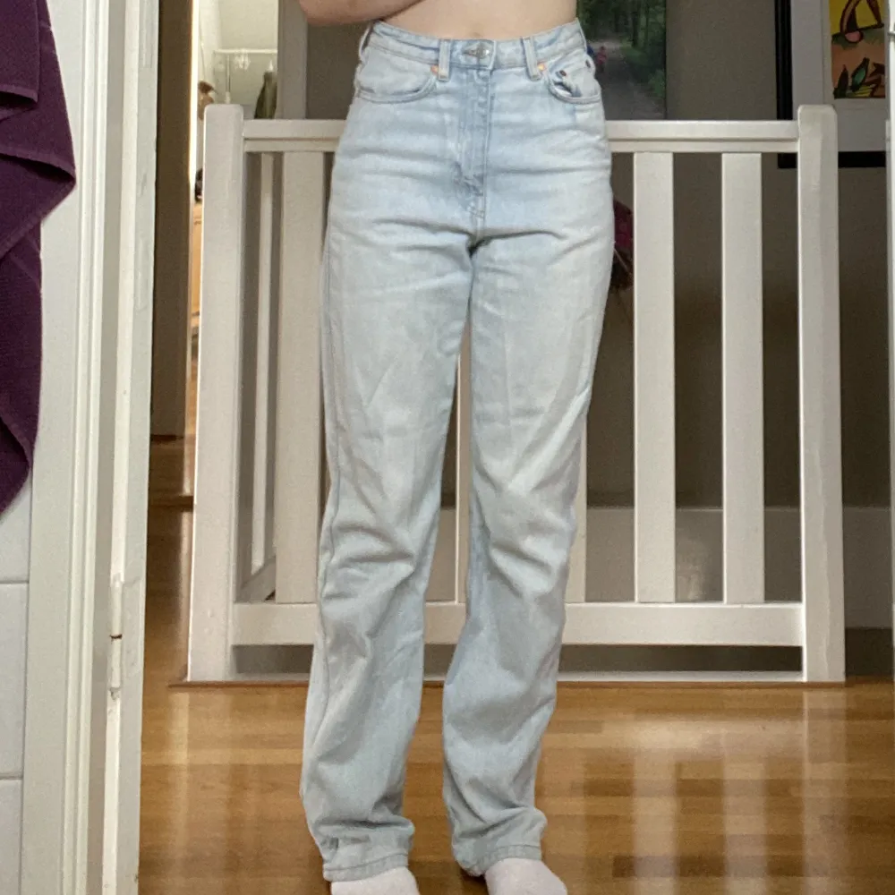 Högmidjade jeans från weekday💓 så snygga! Kommer ej till användning då jag föredrar lågmidjat! Nypris: 590kr 💓 Defekter: lappen på baksidan som är fastsydd har tappat sin vita färg och ser lite ”smutsig” ut. . Jeans & Byxor.