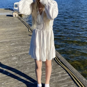 zara klänning  - jätte fin zara klänning, dem kommer tyvärr inte till andvändning då dem har blivit lite för kort (jag är ca 170) priset kan diskuteras💗