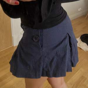 Säljer denna super söta jeans kjol med volang(vintage). Den är i så fint skick men tyvärr lite för liten för mig💗