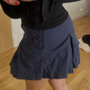 Jeans kjol med volang  - Säljer denna super söta jeans kjol med volang(vintage). Den är i så fint skick men tyvärr lite för liten för mig💗
