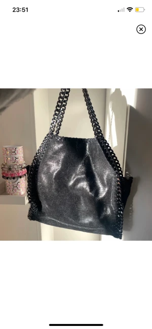 Stella McCartney liknande väska  - Hej! Säljer min Stella McCartney väska i fint skick, säljes då den aldrig används! Glittrig svart. 