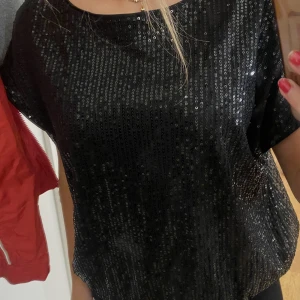 Glittrig tröja - Säljer denna super snygga fest toppen som är glittrig🙌🏻