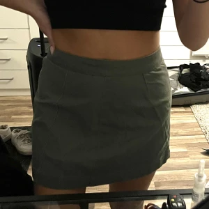 Grön kjol - Mörkgrön kjol i jeans material med kedja på sidan 