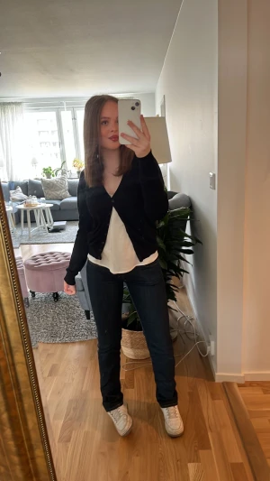 Acne Jeans  - Lågmidjade Acne jeans köpa på second hand med lapp kvar. Använda men i fint skick, lite slitet på ett ställe men det är inget som man märker. Storlek 27/32 kontakta gärna för mer bilder eller frågor☺️