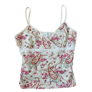 Paljett linne  - Paljetter har lossnat se bild 3. Krämvit färg. Kontakta vid intresse <3