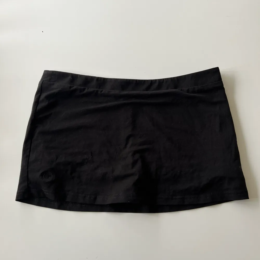 Jättefin kjol från Alobha Lable i nyskick, använd en gång men sen dess har den bara legat i garderoben 💗Köptes för 500 kr men ni får buda från 400 kr, köpare står för frakten och kan mötas upp om det är så 💗 . Kjolar.