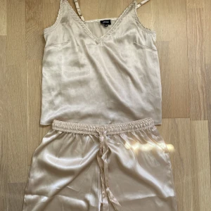 Pyjamasbyxa i satin - Fint pyjamasset i satin från Bubbleroom!