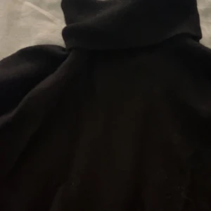 Polo tröja  - Svart polo tröja, elegant 🎩