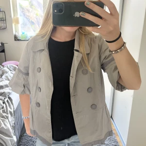 Trekvartsärm jacka - Säljer min så fina trekvartärmade jacka. Den är perfekt nu till hösten!😊