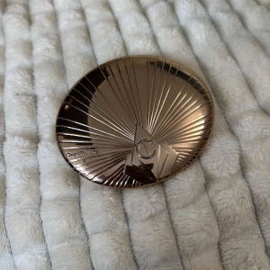 Charlotte Tilbury bronzer - Färg - 3 tan Använd väldigt lite Köpt för 550 Mitt pris - 350