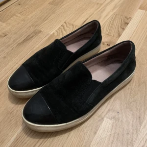 Svarta slipins - Skor som jag inte fått användning för på ett tag, använt skick men fortfarande fina🫶