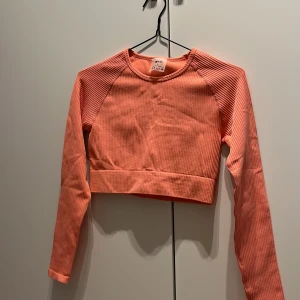 Träningströja  - Rosa träningströja från Aim’n. Använd fåtal gånger 🩷