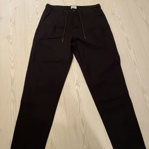 Only & Sons linnebyxa  - Ett par svarta linnebyxor men snörning som inte är använda, byxorna är som nya! 