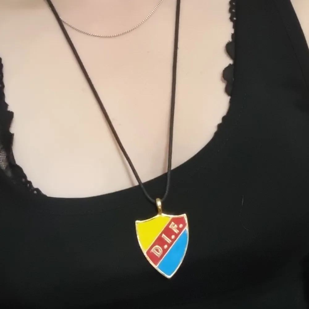 Fint justerbart dif, djurgården halsband, använt fåtal gånger. Kan diskutera pris.. Accessoarer.