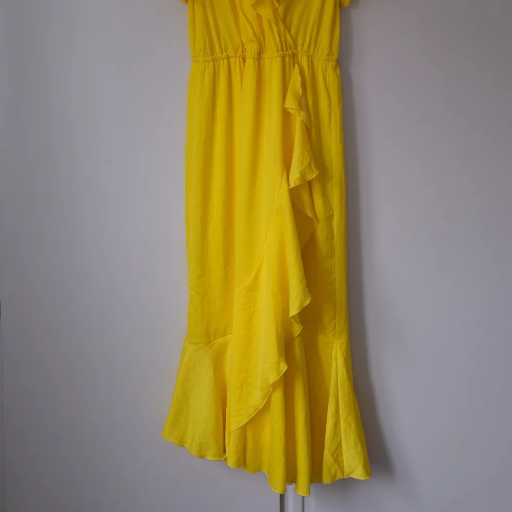 Fin gul sommarklänning endast använd ett fåtal gånger och i perfekt skick. En klänning med ”hål” för axlarna och som går ner till mitten på vaden. . Klänningar.