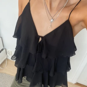 Festtopp - Säljer denna sjukt snygga och eftertraktade toppen från zara med prislapp kvar!💕Nypris 359kr