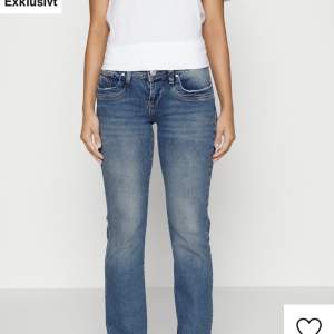 Säljer mina blåa ltb jeans som nu blivit för små för mig (därav inga bilder med dem på)😇 Men om ni vill ha bilder på jeansen är det bara att kontakta mig!😊💗Jeansen är använda ett par gånger men ser helt nya ut 😇😇!! Jeansen är små i storleken !! Nypris:900