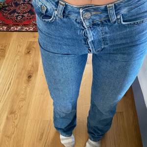 Säljer dessa skitsnygga bootcut jeans som tyvärr blivit för tajta på mig. Strl 26, sitter supersnyggt och är i fint skick! Skriv för fler bilder☺️💓