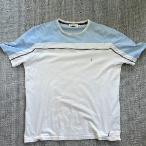 Ysl vintage tee  - Ysl tee i size L sitter bra på M! Fint vintage skick i sjukt snygg färg 