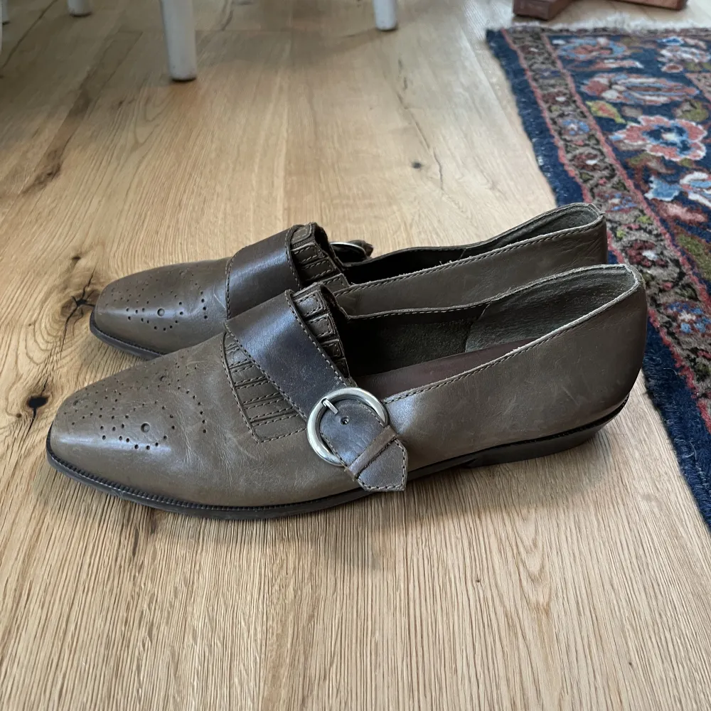 Coola vintage läder loafers, köpt second hand men aldrig använt pga för små. Stl 8 1/2 (39), men passar som en 38. . Skor.