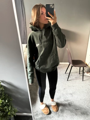 Hoodie - Hoodie från Björn Borg i en skogsgränsen färg. Så mysig!🥰