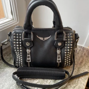 Zadig & Voltaire sunny nano bag - Zadig & Voltaire sunny nano bag med nitar på! Köpt för 3200kr! Väldigt bra skick!! Skriv för fler bilder och frågor! Kan mötas upp i Stockholm annars står köparen för frakt!💓💓💓💓dustbag ingår!