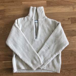 Creme-vit stickad tröja i storlek S från Envii.   20% ull, 50% polyamid, 30% acryl. I fint skick.💗 