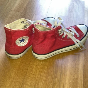 Converse - Röda all star converse stl 37-38 i Bra skick bara lite andvända